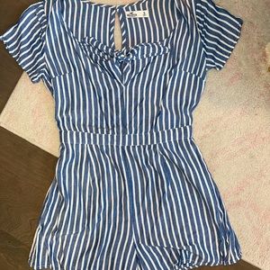Striped Hollister romper w/ a tie front & pockets.